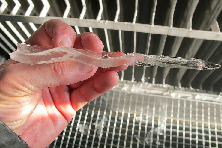Eisscherben mit 6-8mm Dicke und einer Temperatur von -0,5°C