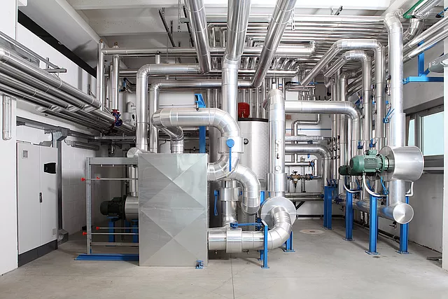 This image shows the integration of industrial ice banks with heat pumps to optimize thermal storage.