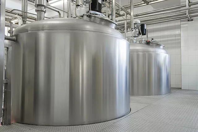 Questa immagine mostra il raffreddamento ad acqua ghiacciata utilizzato negli stabilimenti lattiero-caseari per il controllo della temperatura.