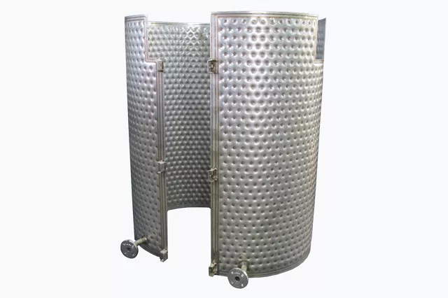 Halbzylinderanklemmplatten für einen Prozesstank Halbzylinderanklemmplatten für einen Prozesstank