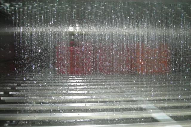 Dieses Bild zeigt, wie Eiswasser auf Produkte auf einem Förderband gesprüht wird. Dieses Bild zeigt, wie Eiswasser auf Produkte auf einem Förderband gesprüht wird.