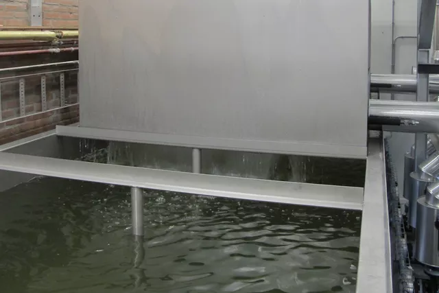 This image shows a split tank located under the falling-film chiller. This image shows a split tank located under the falling-film chiller.