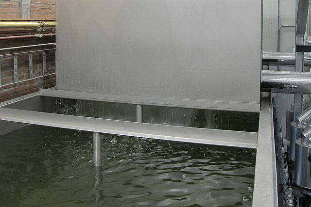 Split tank under the falling-film chiller Split tank under the falling-film chiller