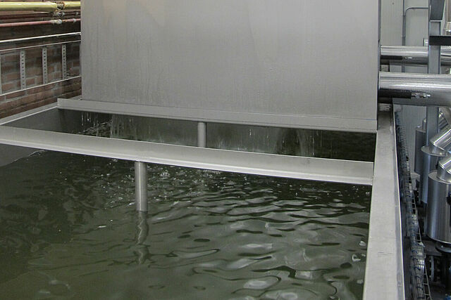 Split tank under the falling-film chiller Split tank under the falling-film chiller