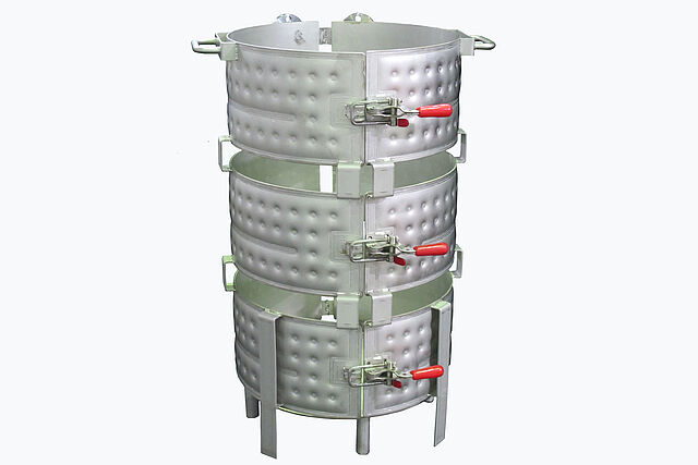 Placas de medio cilindro con abrazaderas de tensión para uso flexible en tanques estandarizados