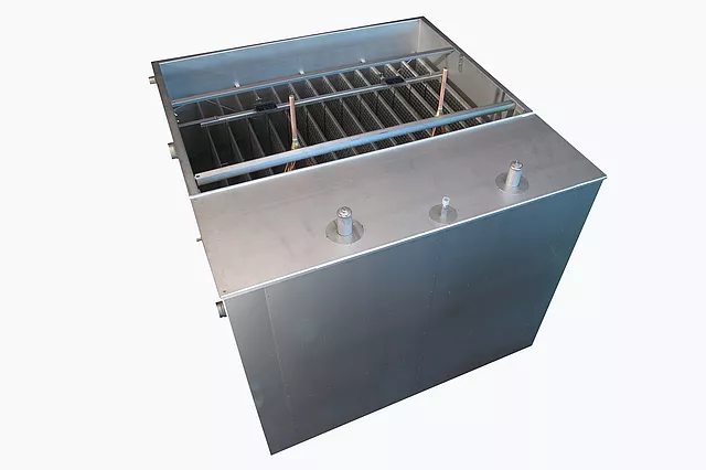 The image shows an ice bank with the top partially opened, revealing the internal structure.