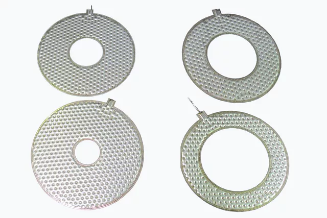 Doppelseitige Dimple Platte als Zylinderring mit unterschiedlichen, zentrischen Ausschnitten und frei programmierbaren Führungskanälen Doppelseitige Dimple Platte als Zylinderring mit unterschiedlichen, zentrischen Ausschnitten und frei programmierbaren Führungskanälen
