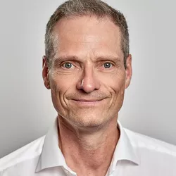 Esta imagen muestra un retrato de Robert.