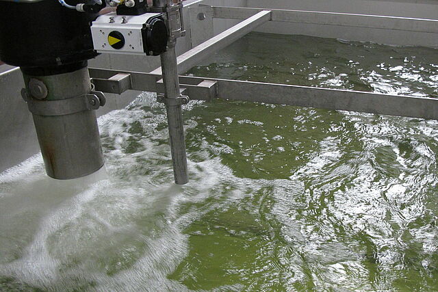 Entrada de agua helada en el depósito de agua