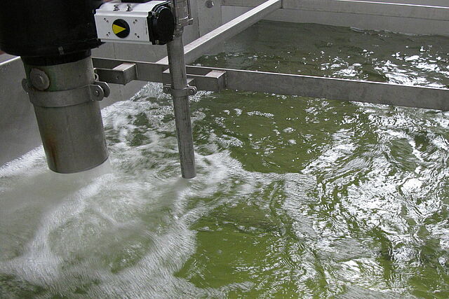 Einlass von Eiswasser in den Tank Einlass von Eiswasser in den Tank