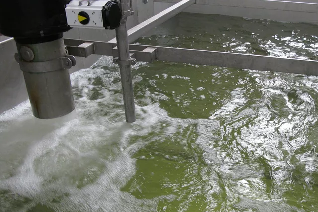 This image shows ice water flowing into the storage tank. This image shows ice water flowing into the storage tank.
