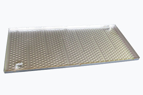 Single embossed plate as frying plate with edged stability