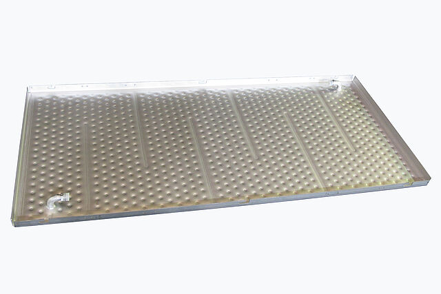 Einseitige Wärmeaustauschplatte als Bräterplatte mit gekanteter Stabilität