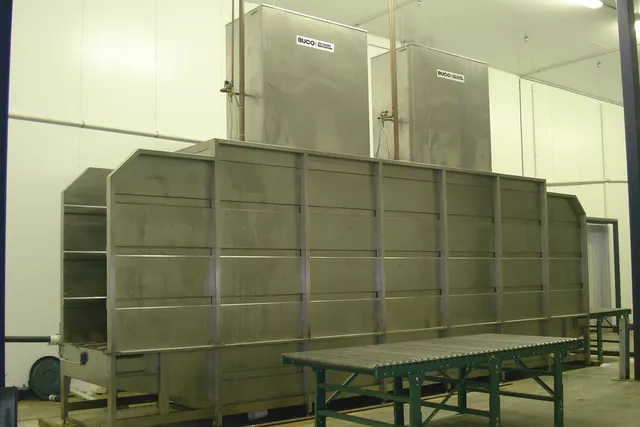Dieses Bild zeigt den Einbau eines Hydrokühlers im Inneren. Dieses Bild zeigt den Einbau eines Hydrokühlers im Inneren.