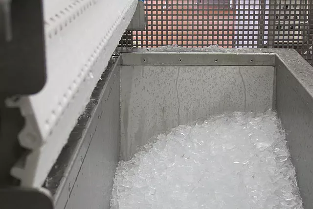 Deze afbeelding toont gemalen ijs uit een ijsmachine.