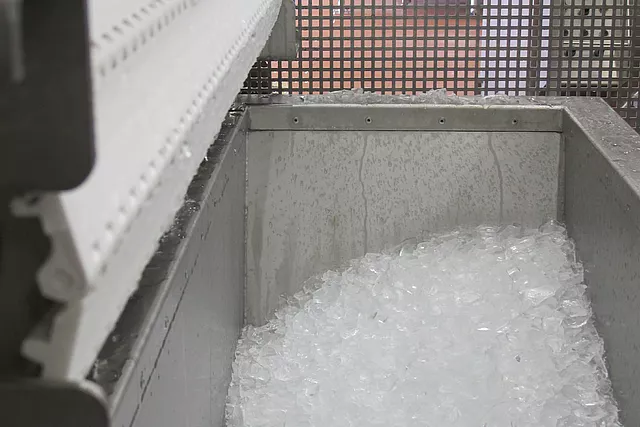 Questa immagine mostra il ghiaccio tritato erogato da una macchina del ghiaccio.