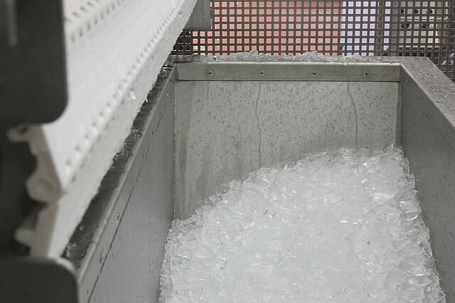 Eis aus Eismaschine zerkleinert