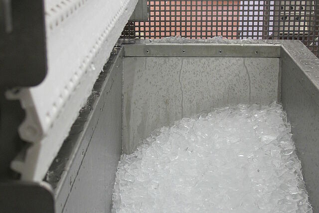 Eis aus Eismaschine zerkleinert Eis aus Eismaschine zerkleinert