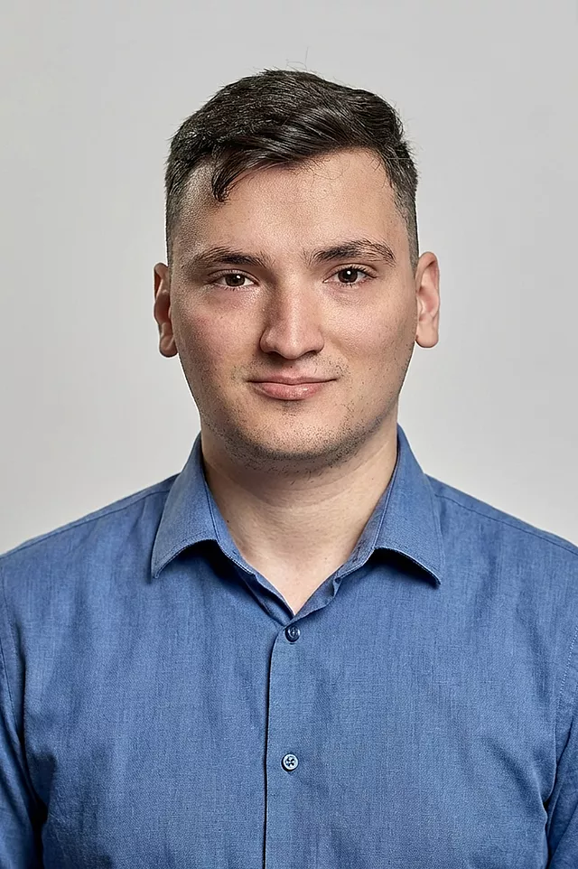 Cette image montre un portrait de Nderim.