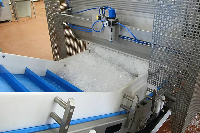 На этом изображении показана автоматическая выемка льда из льдогенератора.