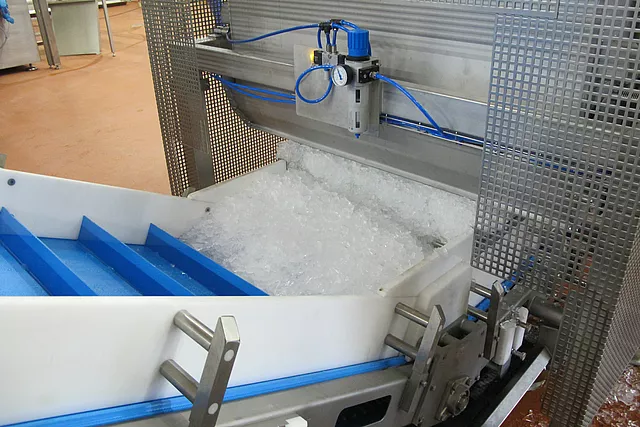 Questa immagine mostra l'estrazione automatica del ghiaccio da una macchina del ghiaccio.