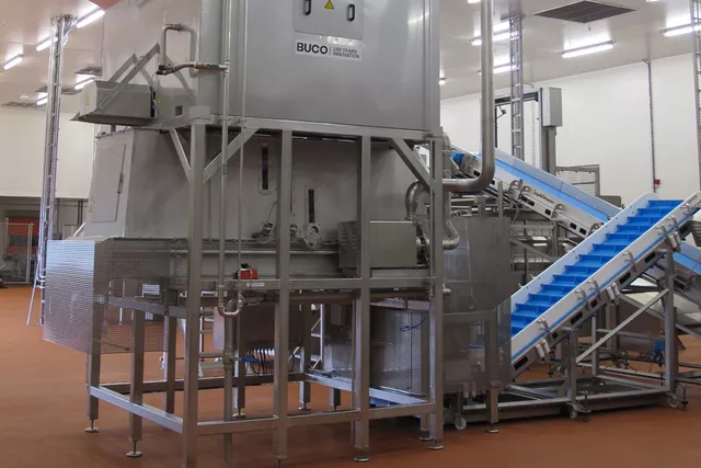 Cette image montre une machine à glace industrielle en fonctionnement.