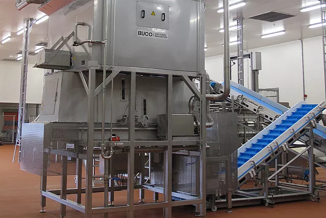 Deze afbeelding toont een industriële ijsmachine in werking.