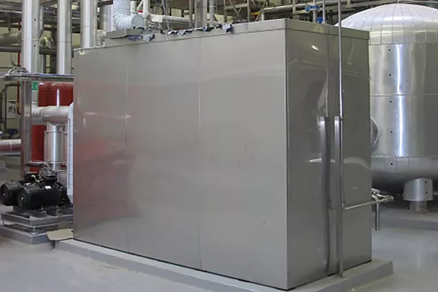 Deze afbeelding toont roestvrijstalen apparatuur voor het koelen van voedsel.