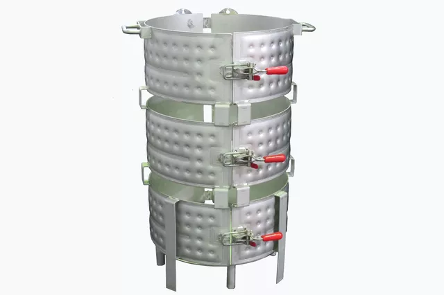 Halbzylindrische Platten mit Schnallen für den flexiblen Einsatz in Tanks Halbzylindrische Platten mit Schnallen für den flexiblen Einsatz in Tanks