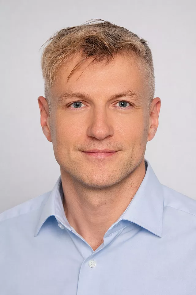 Deze foto toont een portret van Andrzej.