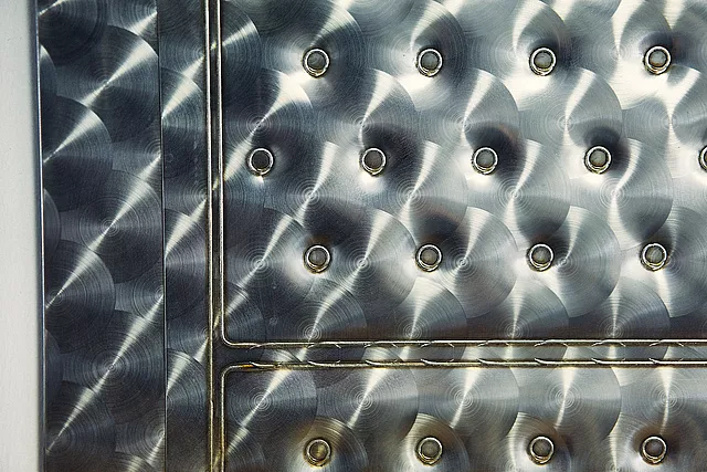 Gemarmerd metalen blad als tankbuitenwand