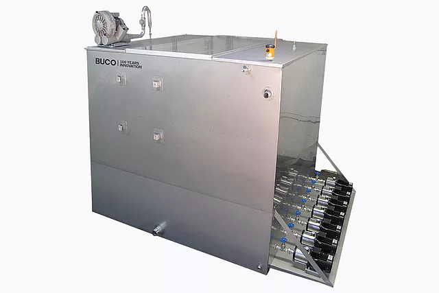 The image shows an ice bank equipped with seven pumps for optimized fluid circulation.