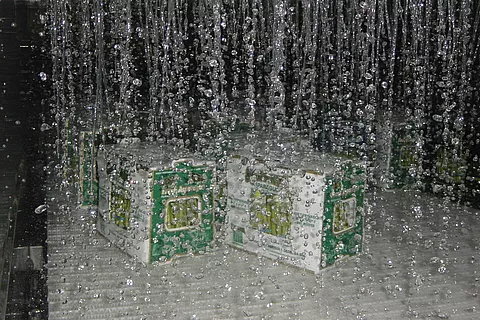 Cette image montre de l'eau glacée s'écoulant sur le tapis roulant.