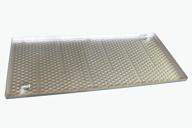 Simple embossed dimple plate as a frying plate with edge stability